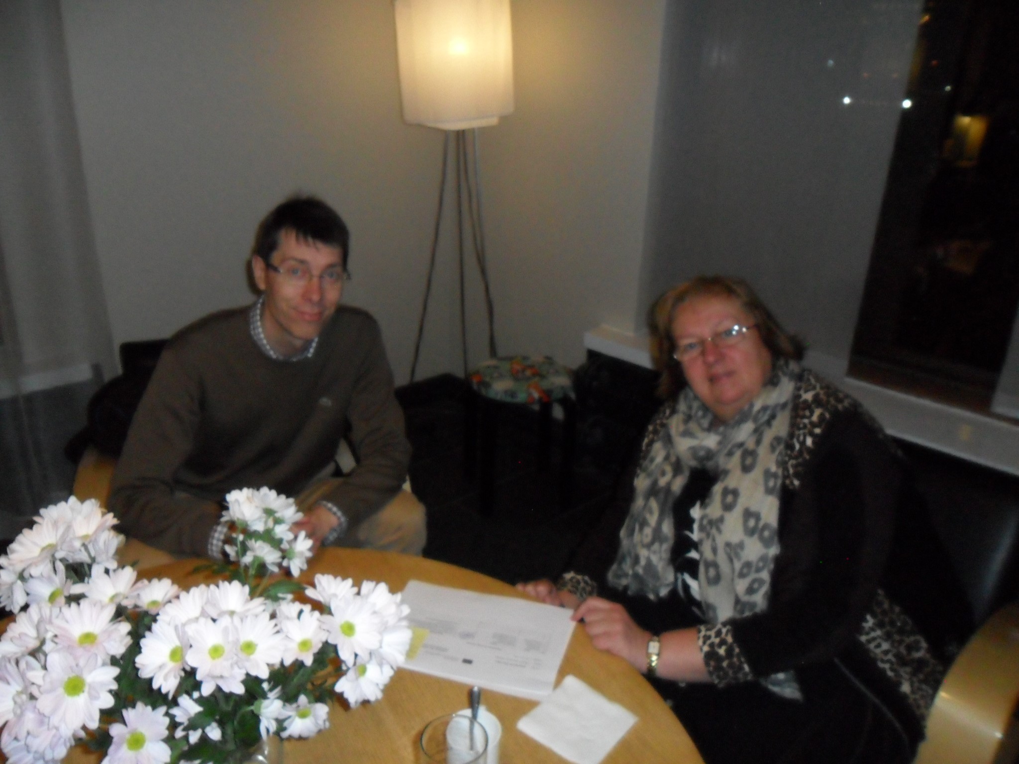 Projektijuht Jori Nordström ja koordinaator Ene Kalmus nõu pidamas järjekordse ühisürituse eel detsembris 2013.a Helsingis